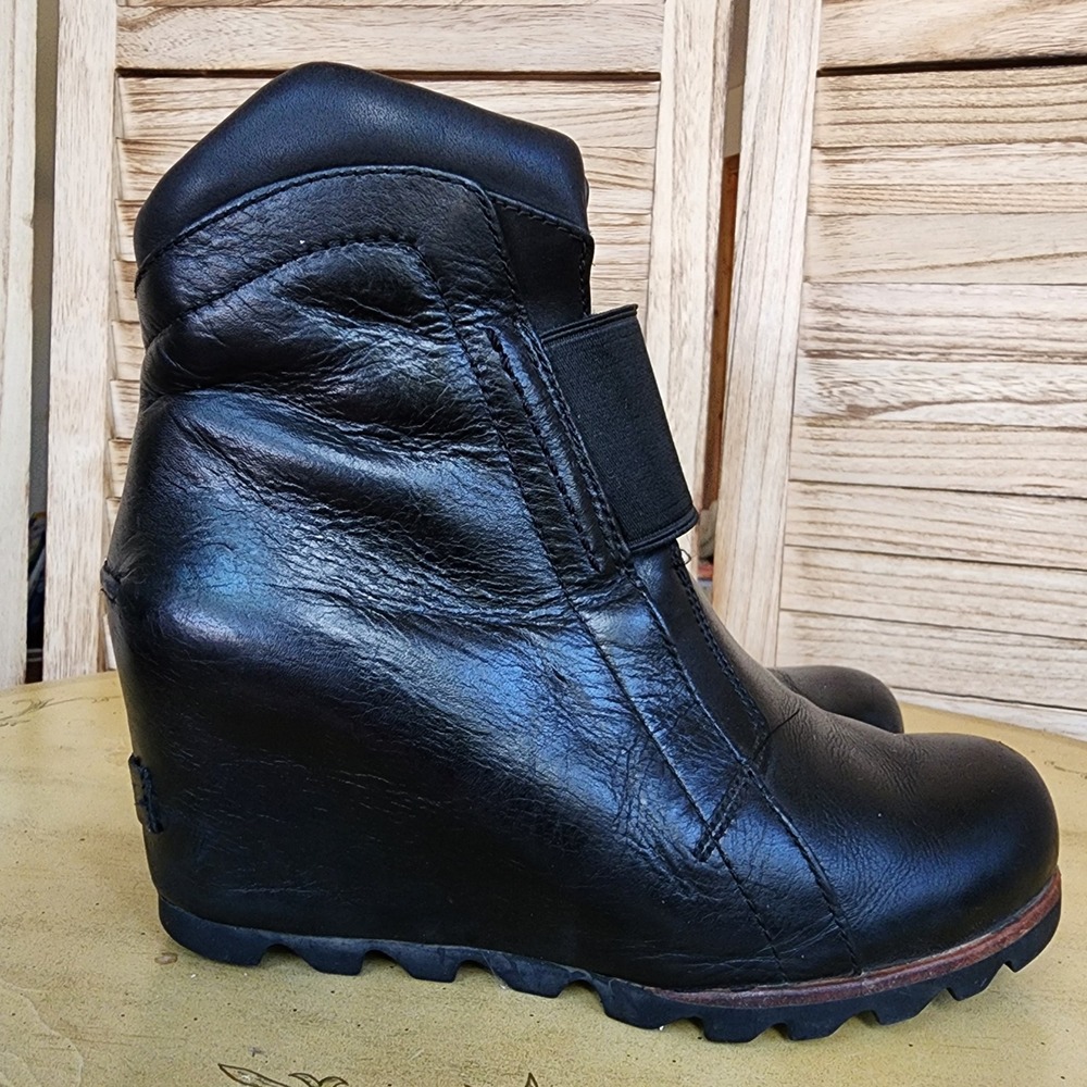 Sorel Sz 7 Black Leather Wedge Ankle Boot NL2595-010 Utility Comfort Minimalist